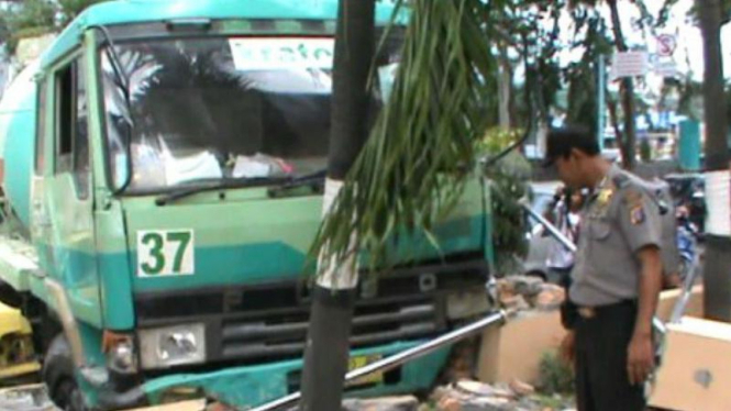  Truk  Molen  Menyeruduk Kantor Polisi di Medan