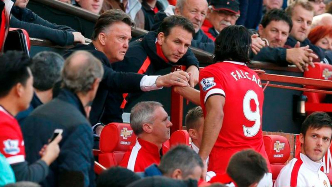 Pelatih Manchester United, Louis Van Gaal, dan Falcao