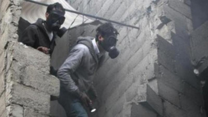 Militan mengenakan masker di Suriah