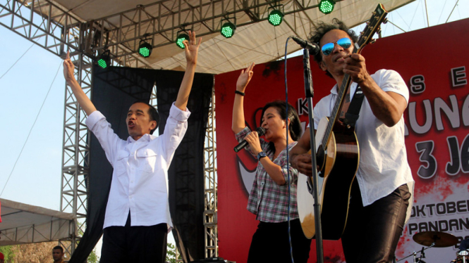 Jokowi Bagi-bagi Hadiah di Konser Slank