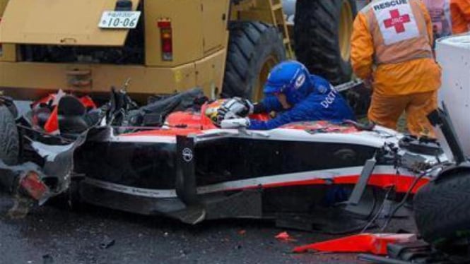 Pembalap Marussia, Jules Bianchi, usai menabrak traktor crane