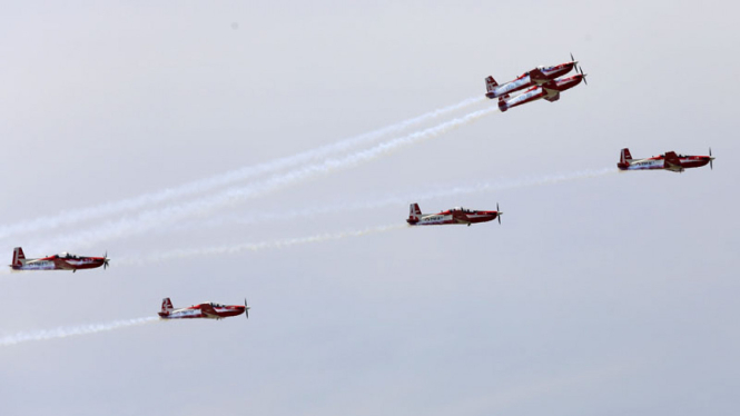 Aksi Aerobatic Jupiter di HUT TNI ke 69