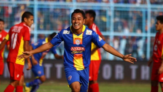 Pemain Arema Cronus, Samsul Arif, usai mencetak gol