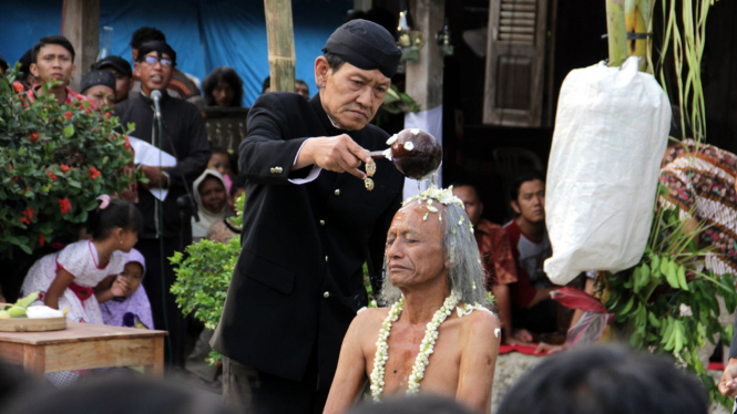 Ritual Siraman Pernikahan Seniman dan Peri di Ngawi, Jawa Timur