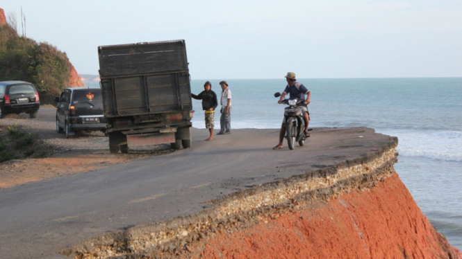 Kondisi abrasi di Jalan Lintas Barat Sumatera, tepatnya di Kabupaten Bengkulu Utara, Provinsi Bengkulu.