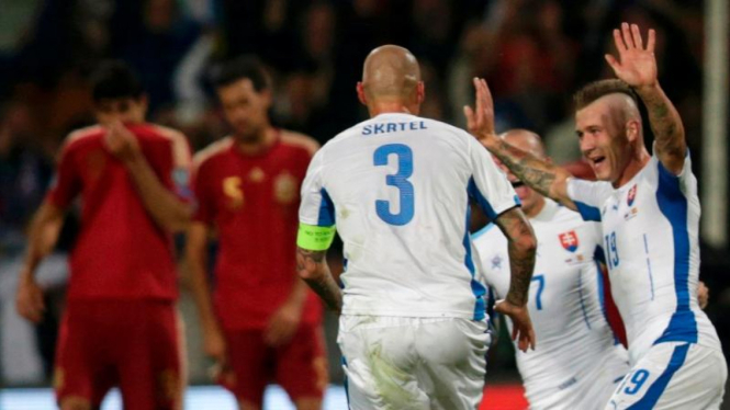 Pemain Slovakia saat merayakan gol ke gawang Spanyol
