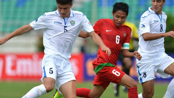 Pemain Timnas Indonesia U-19, Evan Dimas, dikurung dua pemain Uzbekistan