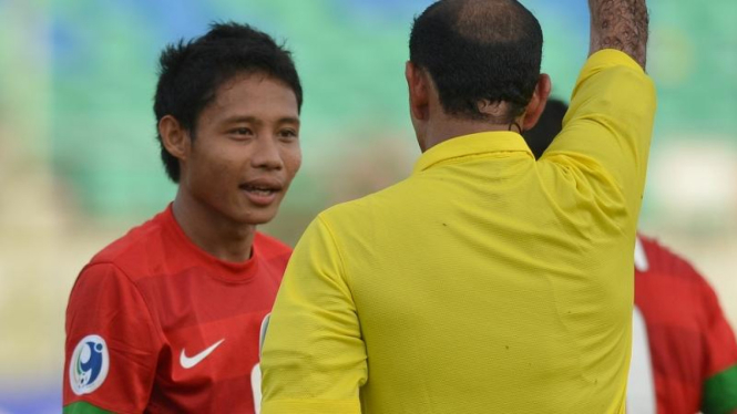 Pemain Timnas Indonesia U-19, Evan Dimas, berbicara dengan wasit