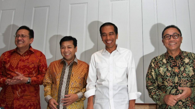 Jokowi bersama dengan pimpinan baru ketua DPR DPD MPR