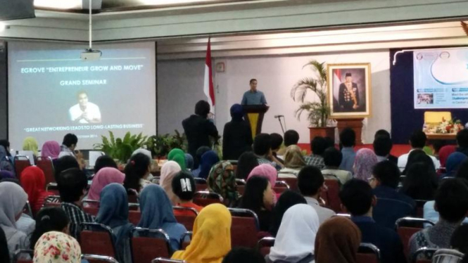 Anindya Bakrie saat jadi pembicara seminar di Semarang, Sabtu (11/10). 