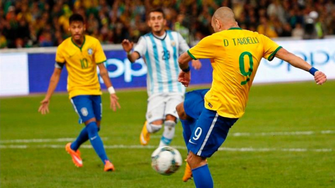 Pemain Brasil, Diego Tardelli, saat membobol gawang Argentina