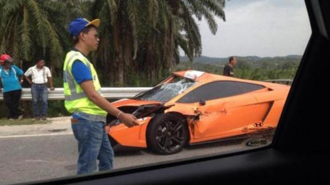 Lamborghini yang ringsek usai hantam taksi di Malaysia.
