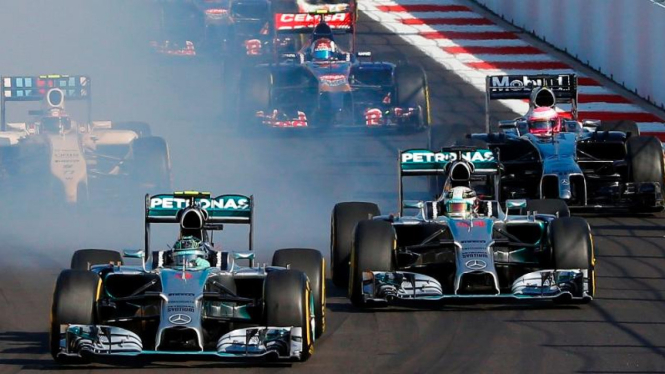 Lewis Hamilton (depan) dan Nico Rosberg pada balapan GP Rusia 2014