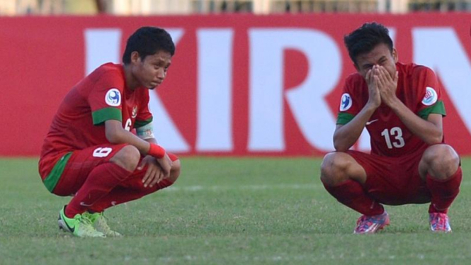 Evan Dimas dan Shahrul Kurniawan menangis usai dikalahkan Australia