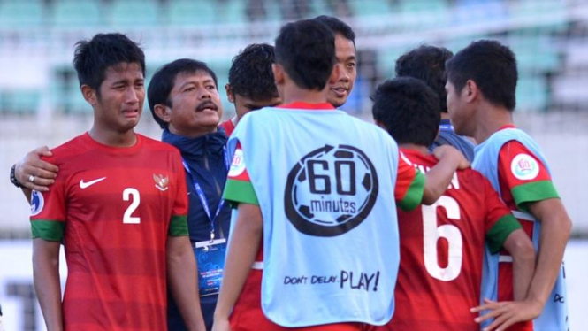 Indra Sjafri berusaha menenangkan pemain Timnas U-19