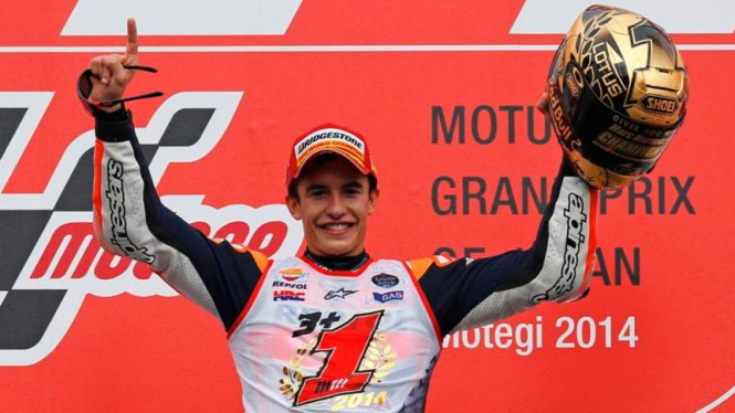 Pembalap Repsol Honda, Marc Marquez, rayakan gelar juara dunia 2014