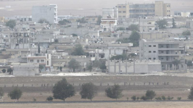 Kota Kobani di Suriah dilihat dari perbatasan Turki.