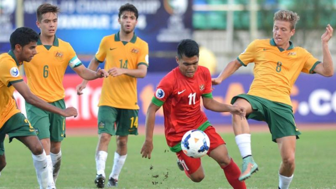 Pemain Timnas Indonesia U-19, Hendra Sandi Gunawan, saat lawan Australia