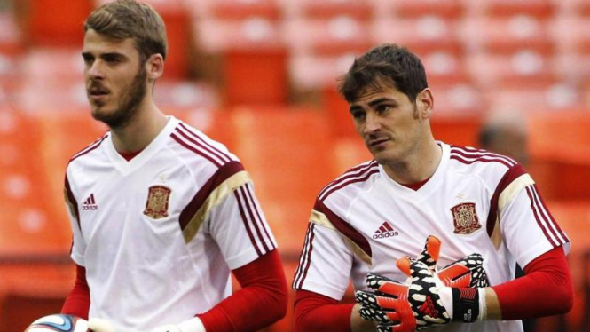 Dua kiper tim nasional Spanyol, David De Gea dan Iker Casillas.