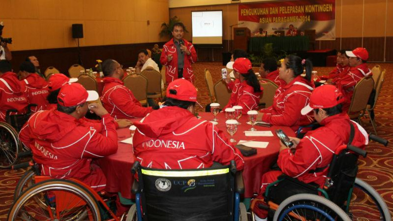 Foto Roy Suryo Pamitan Kepada Atlet Asian Paragames