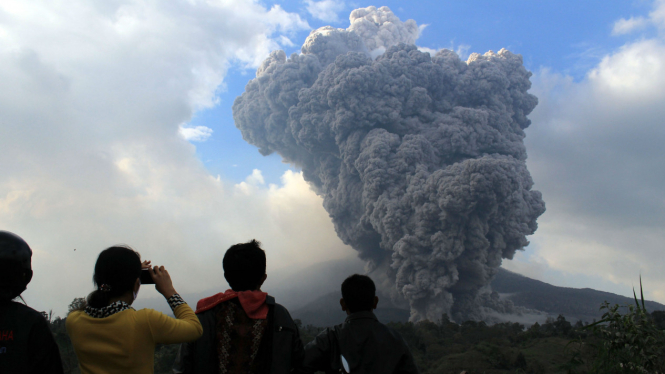 Ilustrasi-Gunung Sinabung ketika meletus beberapa waktu lalu.