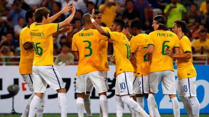 Para pemain Brasil merayakan gol Neymar ke gawang Jepang