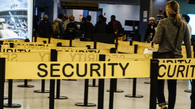 Penumpang melalui pemeriksaan keamanan di bandara JFk New York.