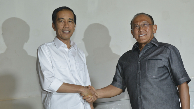 Joko Widodo dan Aburizal Bakrie saat bertemu beberapa waktu silam. 