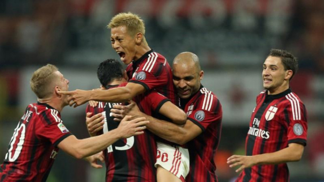 Pemain AC Milan, merayakan gol Keisuke Honda