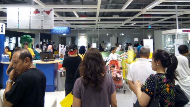 FOTO IKEA Alam Sutera Diserbu Pengunjung VIVA