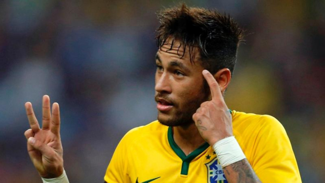 Pemain Brasil, Neymar, usai mencetak gol