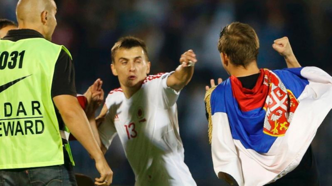 Suporter Serbia berusaha memukul pemain Albania