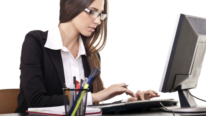 Ilustrasi wanita bekerja dengan komputer