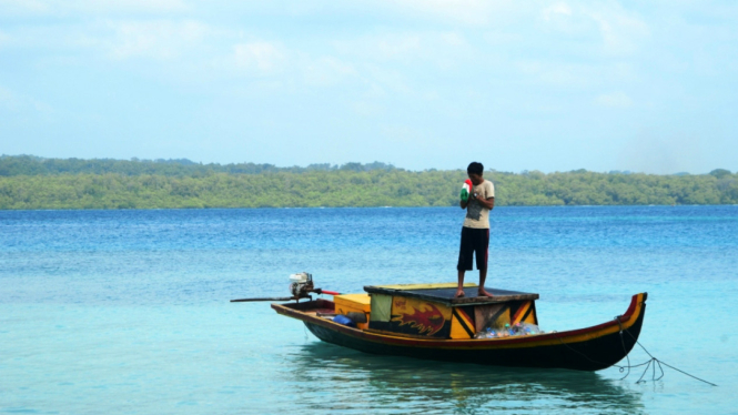 Warga Suku Enggano sedang beristirahat di perahu