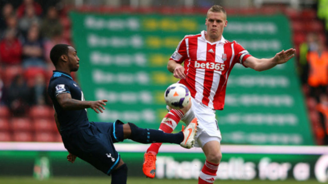 Bek Stoke City, Ryan Shawcross (kanan)