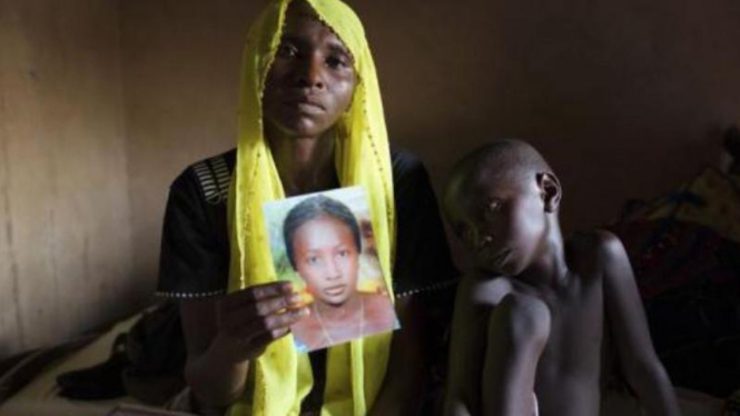 Rachel memegang foto putrinya yang diculik kelompok Boko Haram.