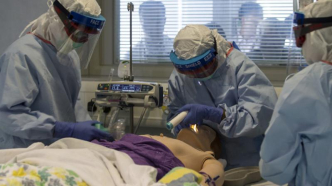 Dokter Kuba dalam latihan menangani pasien ebola di Afrika Barat.