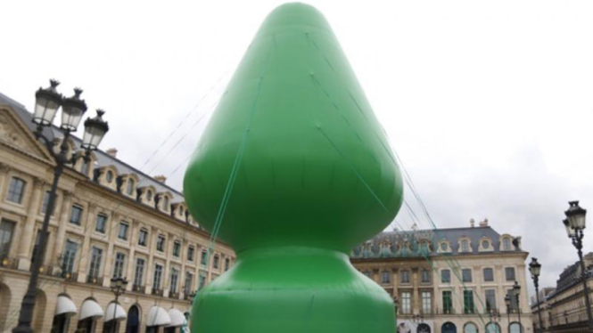 Balon udara karya seniman AS dianggap permalukan Paris