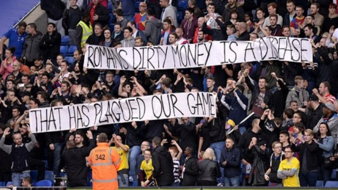 Fans Crystal Palace membentangkan spanduk demonstrasi