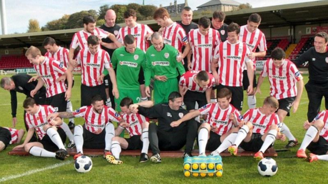 Pemain Derry City terjatuh saat foto bareng tim karena bangku patah