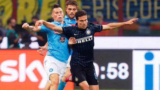 Gelandang Inter Milan, Hernanes (depan) diganggu oleh Marek Hamsik