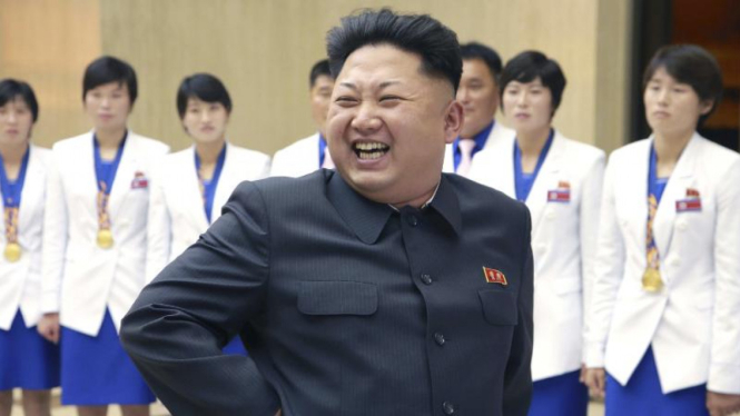 Senyum lebar Kim Jong Un saat bertemu pemenang medali Asian Games