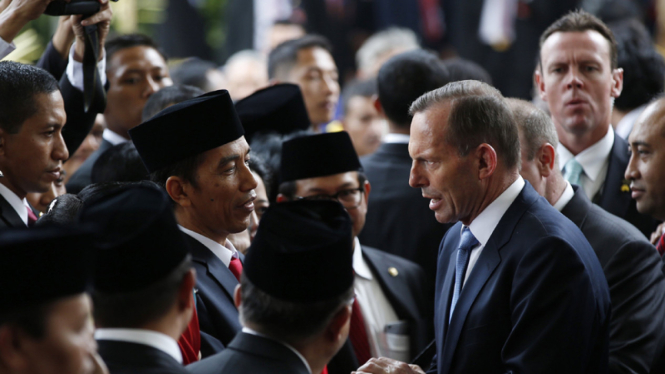 Presiden Joko Widodo bersalaman dengan PM Australia Tony Abbott