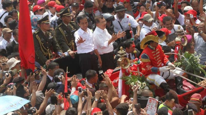 Jokowi-Jusuf Kalla Naik Andong ke Istana Merdeka