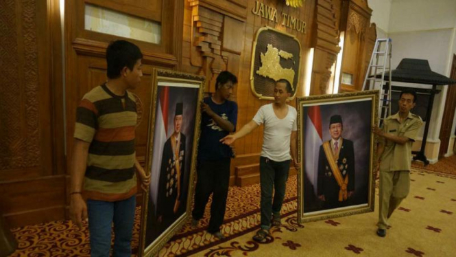 Foto Presiden keenam RI, Susilo Bambang Yudhoyono diturunkan di Grahadi Surabaya