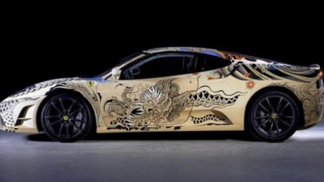 Ferrari F430 dengan tato di sekujur tubuhnya.