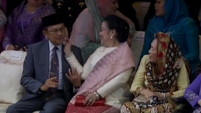 Megawati Usap Pipi Habibie