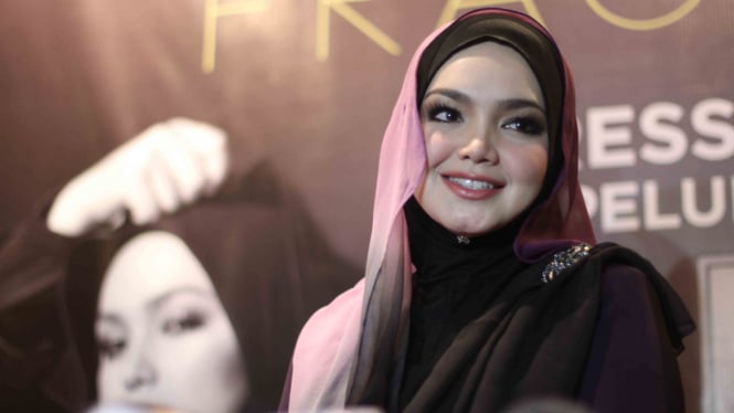 Bintang pop Malaysia, Dato' Siti Nurhaliza. 
