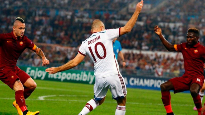 Winger Bayern Munich, Arjen Robben melakukan shot ke gawang AS Roma