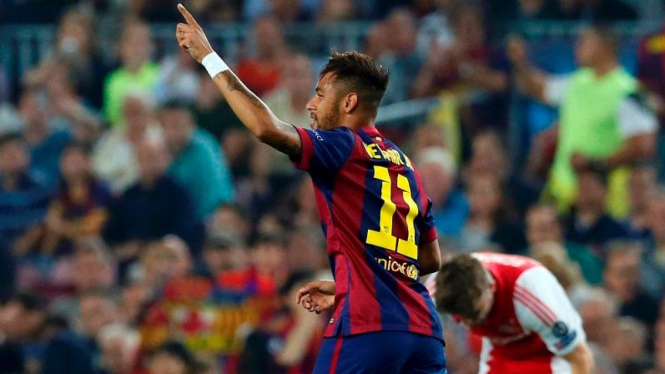 Penyerang Barcelona, Neymar usai mencetak gol ke gawang Ajax